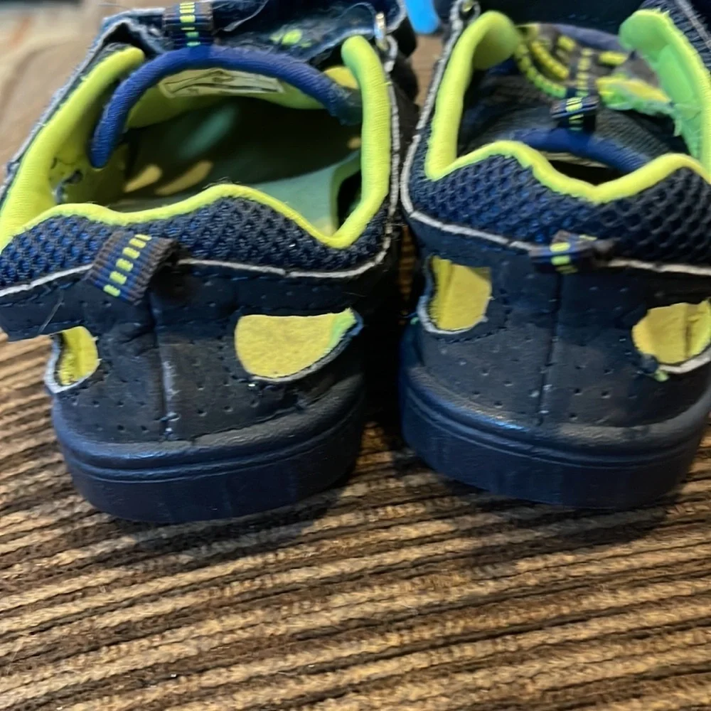 Osh gosh water shoes sandals